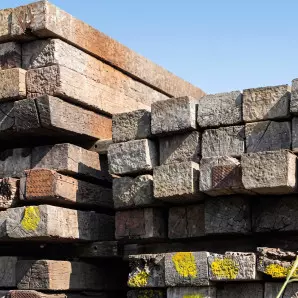 Lote de Dormentes de Madeira de Demolição 3 e 4 Faces Direto da Fábrica
