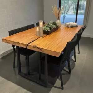 Mesa de Jantar Prancha Única em Madeira Maciça e Base de Ferro